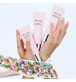  Miss Dior - Huile-en-Mousse pour la douche à la rose - Nettoie et hydrate